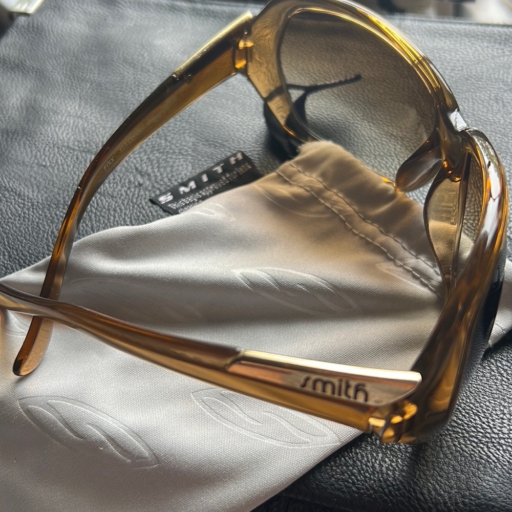 Smith sun glasses Brown crystal small scratch left lense doesn’t get in the way